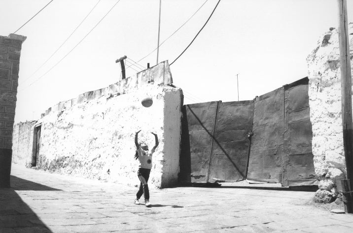 Diepraam, Achter de Carretera Central, Lima (girl tossing ball), 1990