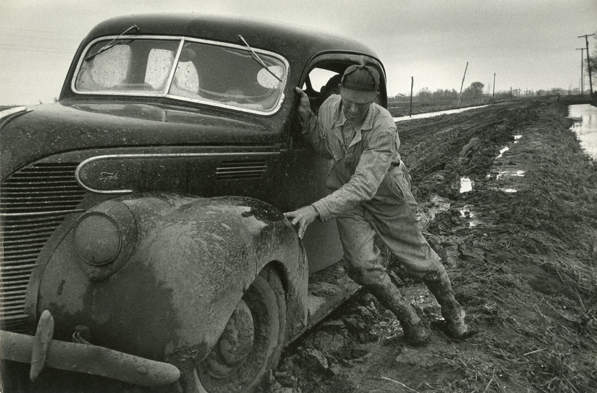 Weiner, Fritz Thomas Helps Laverne Donaldson Out of the Gumbo (Mud), Mondamin, Iowa, 1952